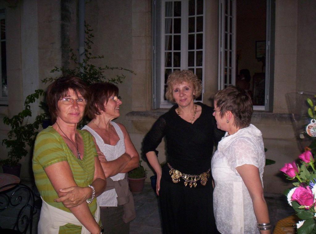Le Mas Des Armouriers Violès Exterior foto